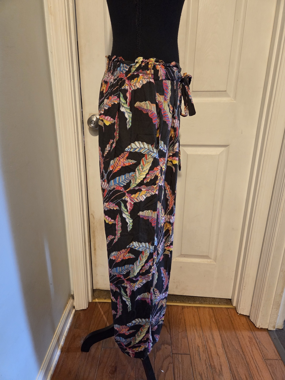 APNY Wide-Leg Tropical Print Pants - Black with Multicolor Leaf Pattern - Picture 4 of 9